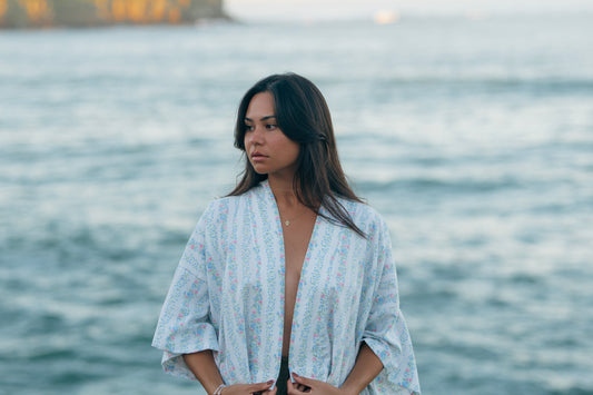 The Dainty Flower Kimono - short/blue and pink
