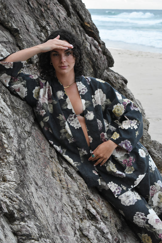 Forgotten Blooms Kimono - longsleeve, black/flowers